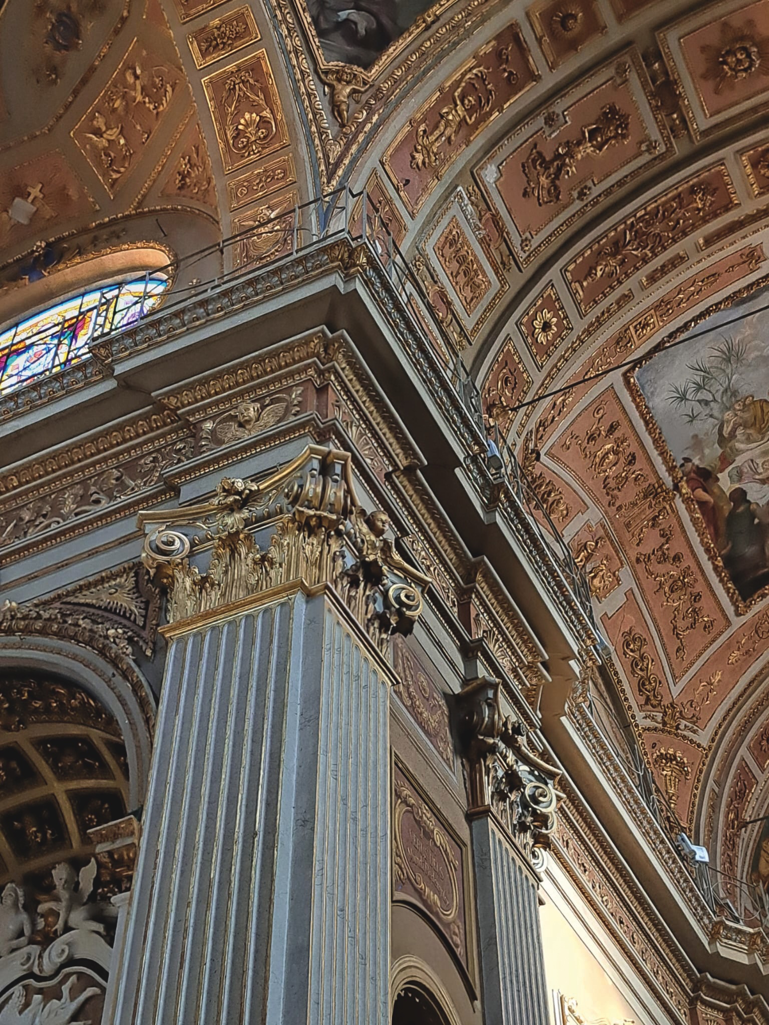 Interno del Duomo barocco di San Giovanni a Oneglia, particolare di capitelli e volta (iniziato nel 1739, inaugurato nel 1762)
