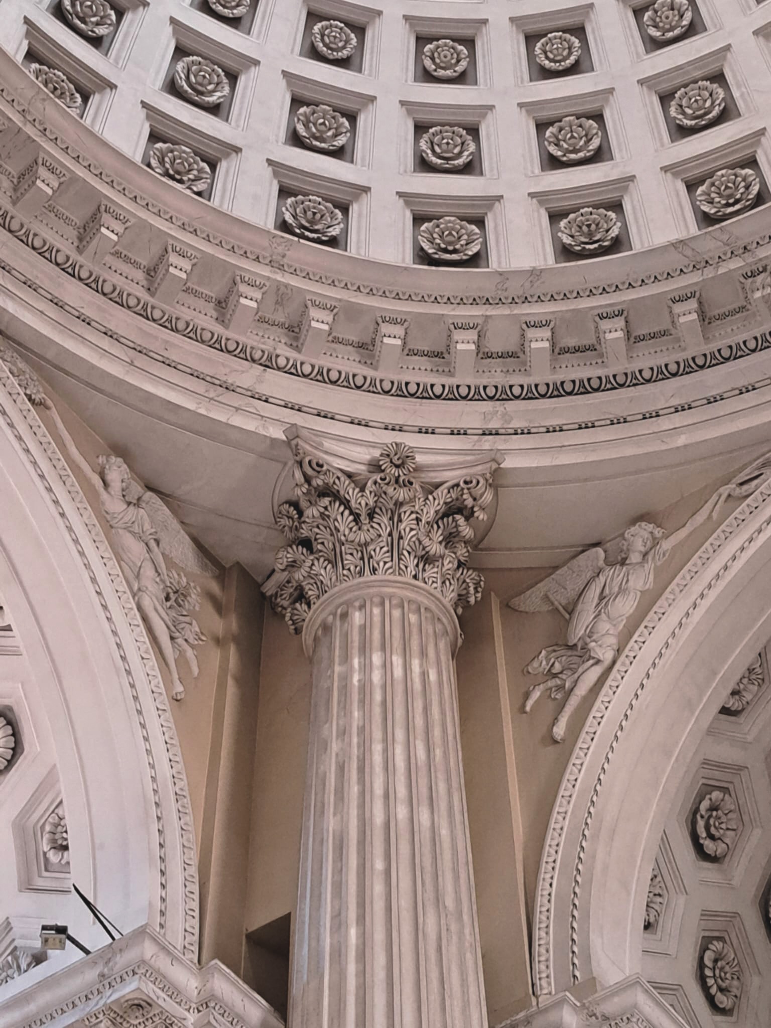 Interno della Basilica neoclassica di Porto Maurizio, particolare di capitelli e volta, (la prima pietra veniva posta nel 1781, consacrata nel 1838)