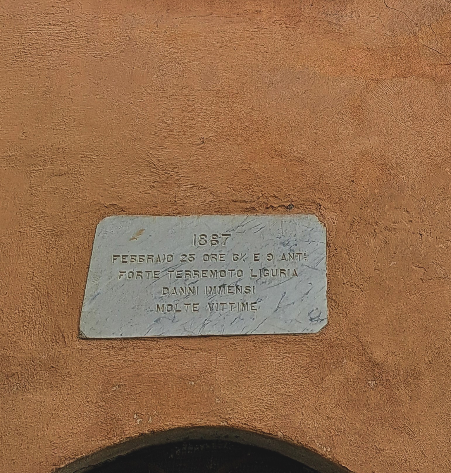 Targa in memoria del terremoto, Porto Maurizio